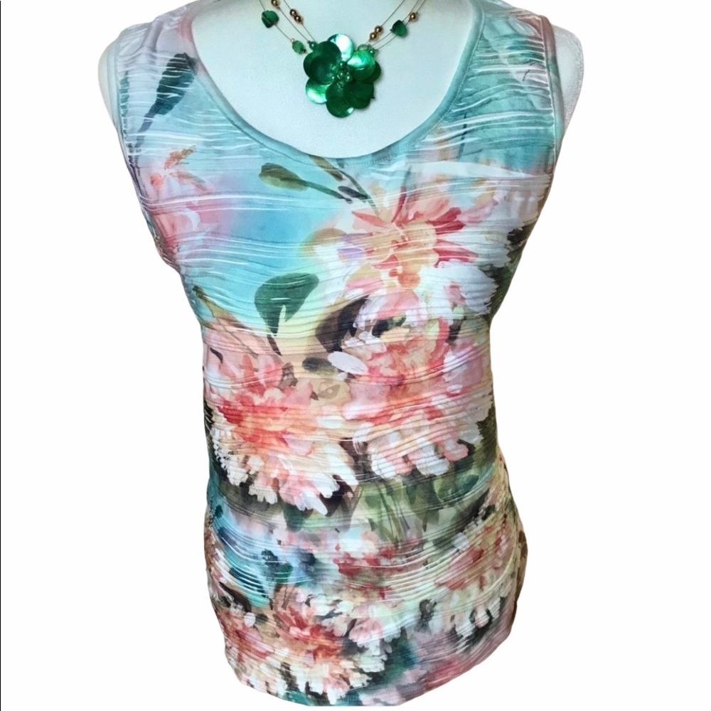 Dress barn NWT Sleeveless Floral Top SZ: Large
